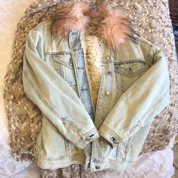 American Eagle Outfitters Jackets & Blazers - EXTREMELY WARM Sherpa Lined Denim Jacket!